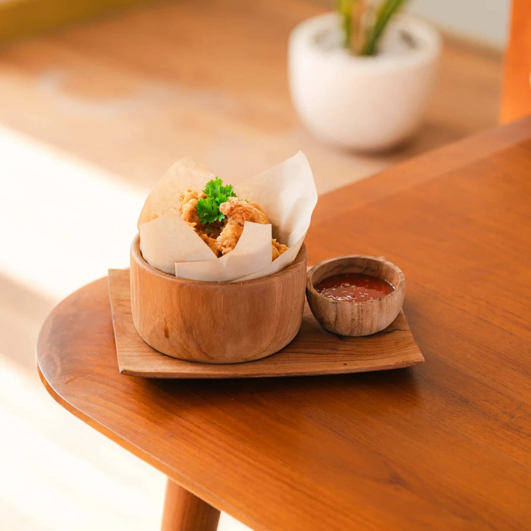 Cafe Teduh 木桌上的新鲜椰子饮品