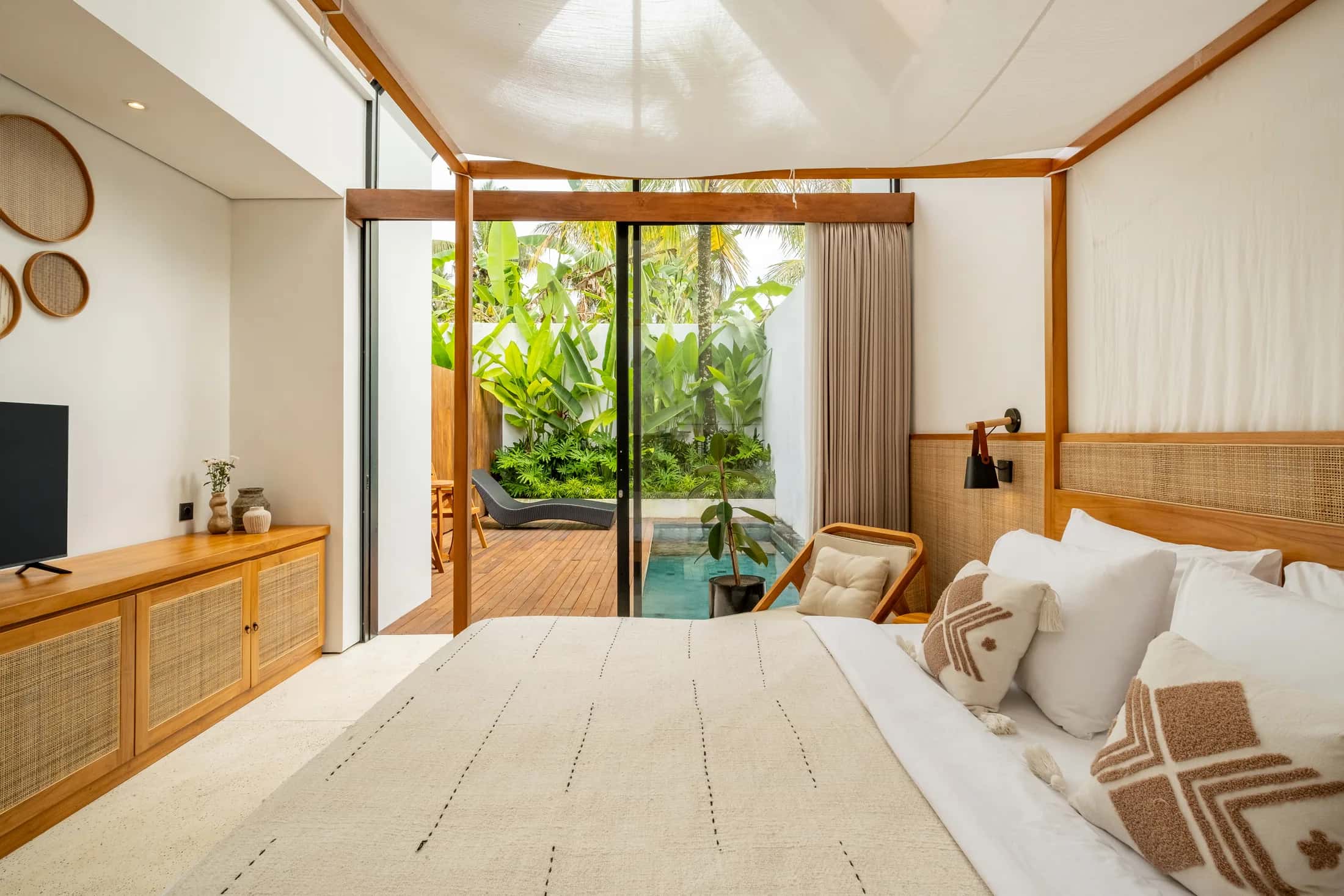 Dek kolam vila Satu Kamar Tidur dengan kedua puncak vila di latar belakang