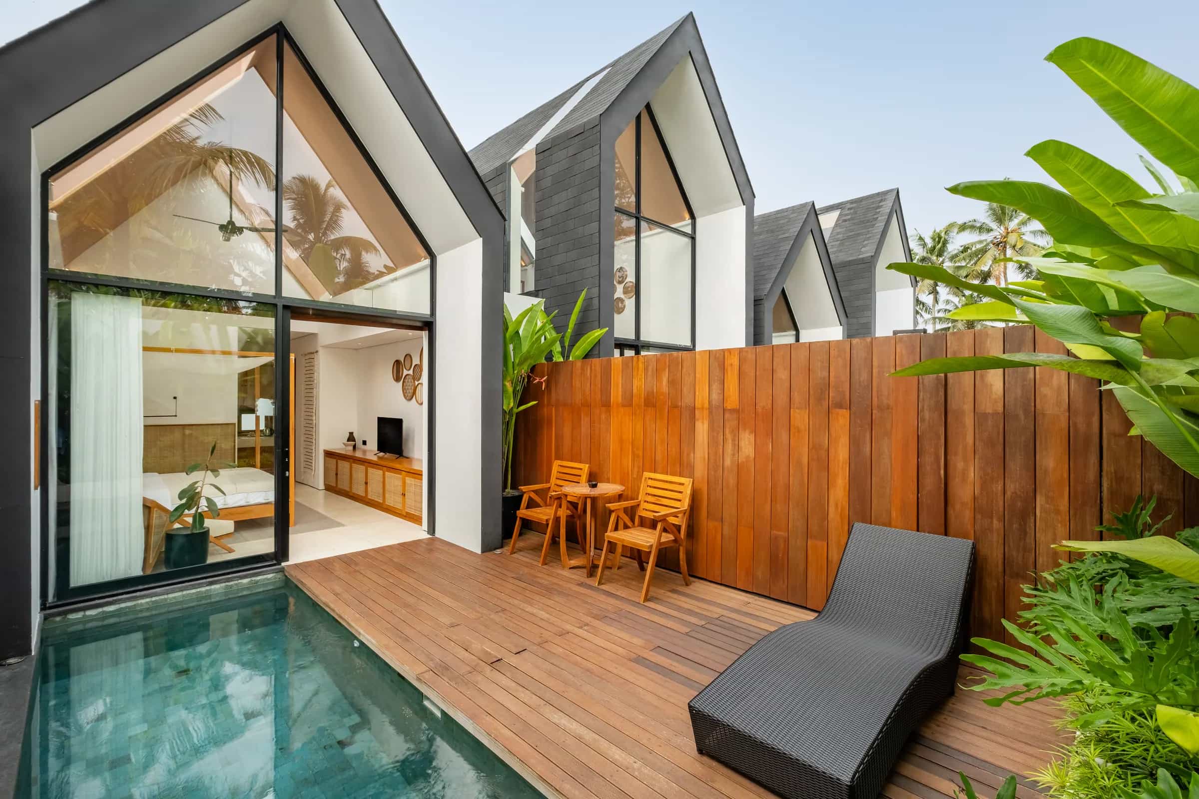 Außenansicht der One Bedroom Villa mit privatem Pool, A-Frame-Fassade, tropischer Bepflanzung und Pooldeck