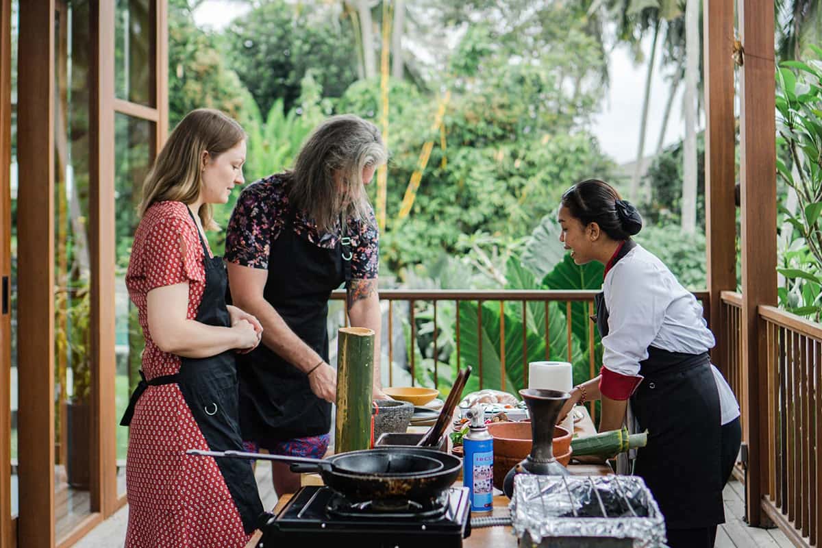 Balinesischer Kochkurs am Pool bei Tannari Villas mit Gästen und lokalem Chef