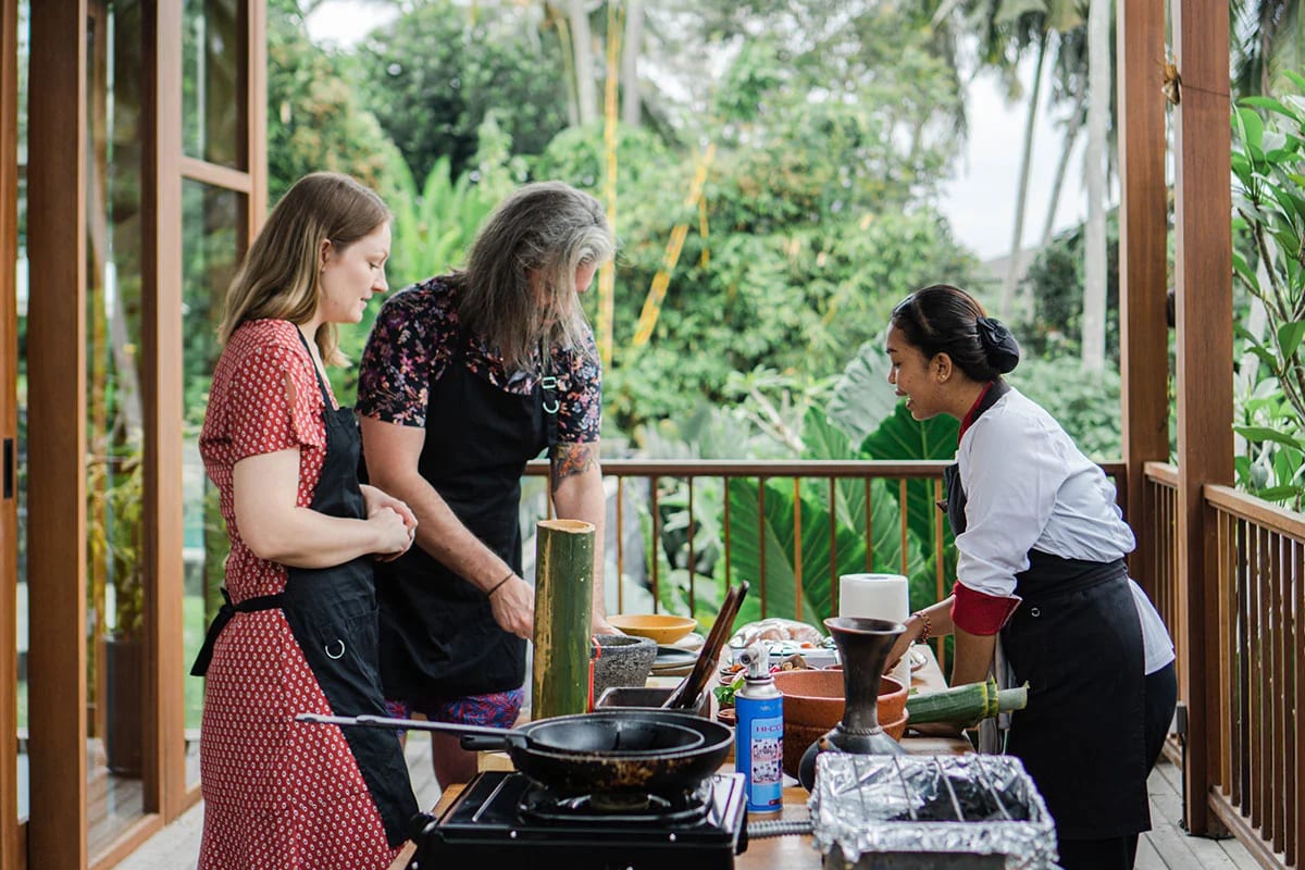 Poolside Balinese cooking lesson at Tannari Villas with guests and a local chef